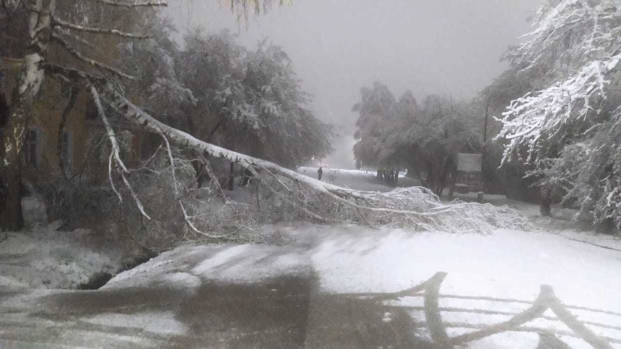 Жители Свердловской области из-за сильного снегопада остались без воды, электричества и сотовой связи