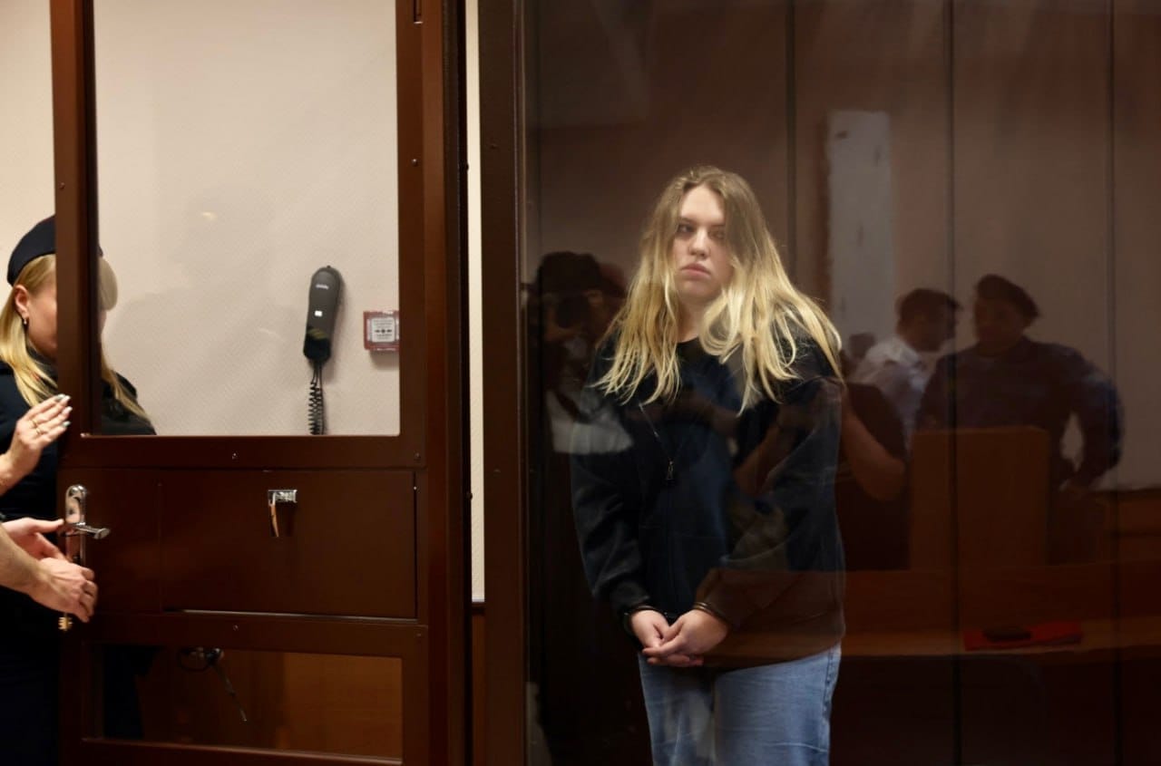 Москвичку, вылившую зеленку в урну для голосования на президентских выборах, приговорили к году колонии-поселения и освободили в зале суда