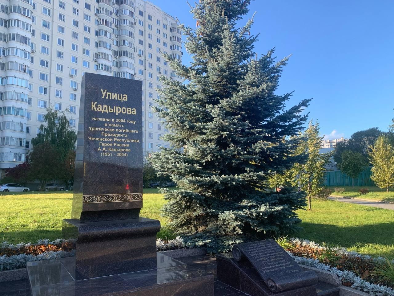 Полиция начала проверку из-за надписи «Ахмат — Слива» на памятнике Кадырову в Москве