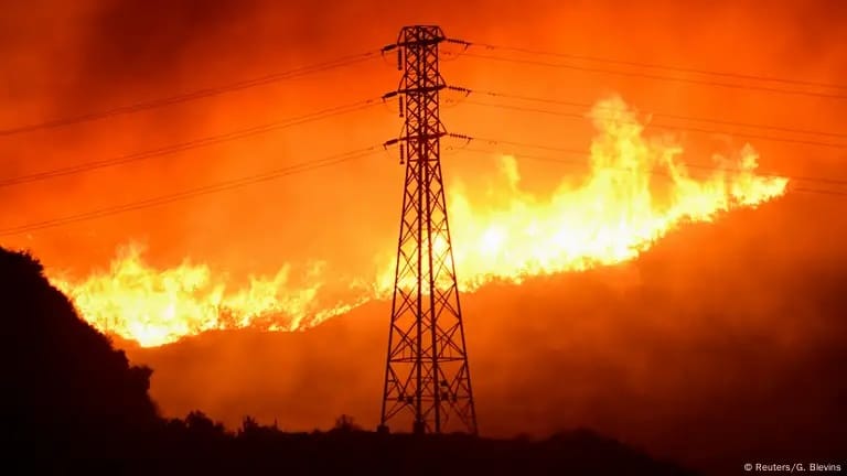 Пожарные службы округа Лос-Анджелес расследуют возможность начала пожара «Хёрст» из-за обрыва высоковольтного кабеля