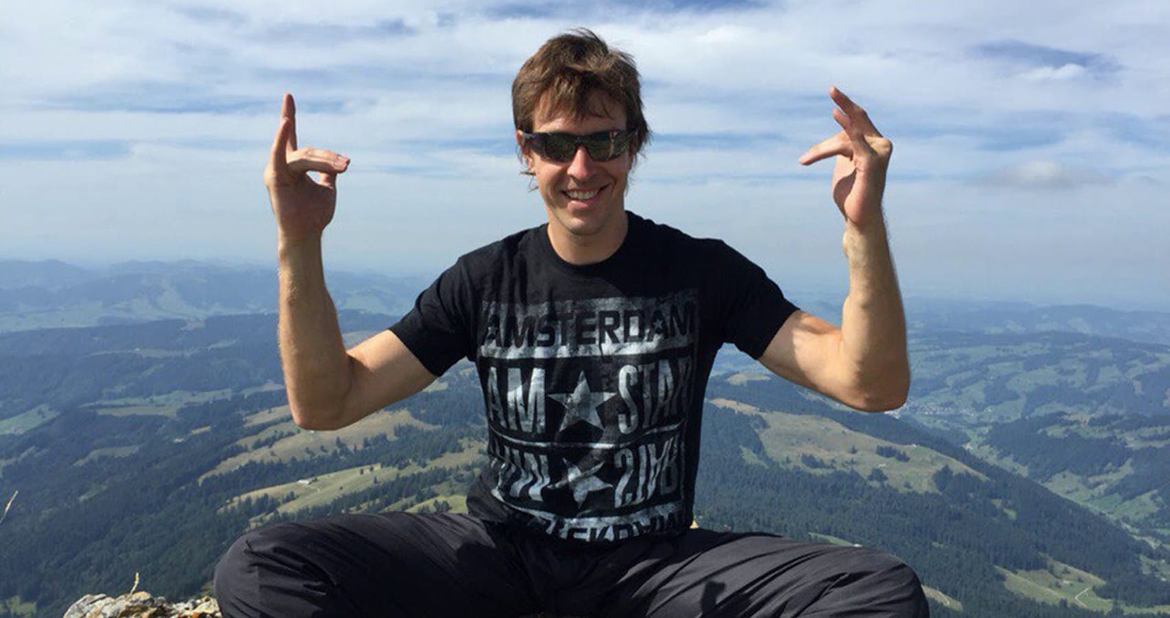 СК возбудил уголовное дело на блогера Алекса Лесли о склонении к совершению насилия. Он обучал мужчин, как домогаться женщин на улицах