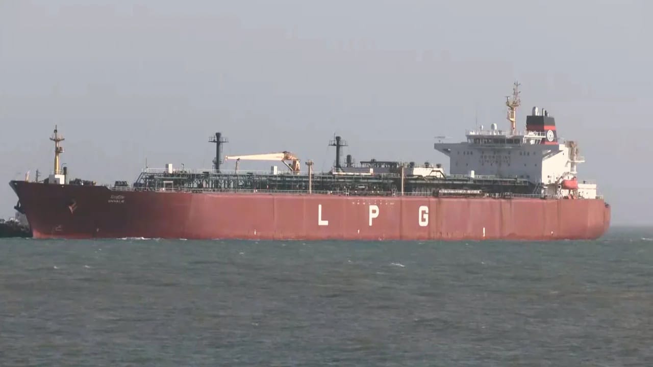 Военные корабли Индии сопроводили по Ормузскому проливу два индийских газовоза и танкер