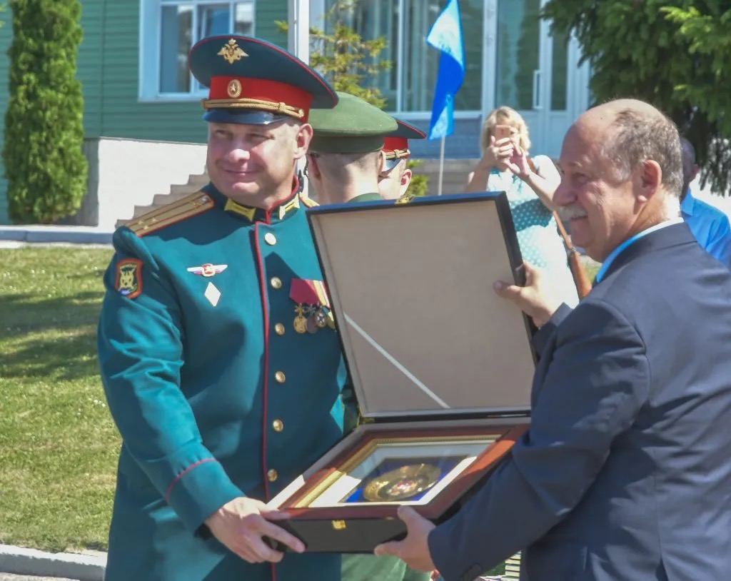 Генерал-майор Сергей Медведев слева