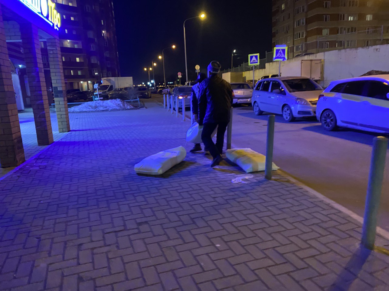 В микрорайоне Южный некоторые выходцы из Таджикистана идут на разгрузку только поздно вечером, «чтобы не отсвечивать».