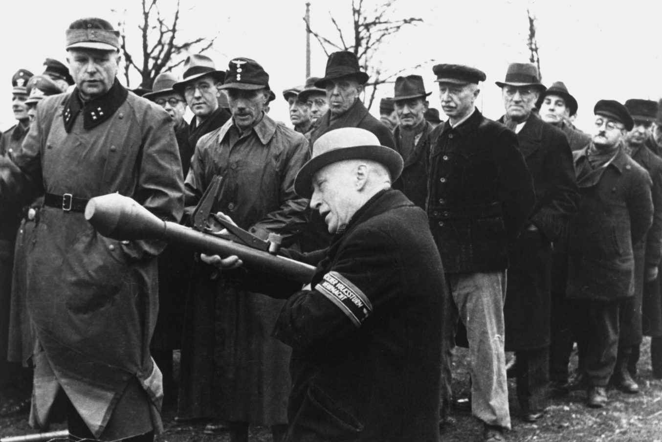 В условиях острого дефицита людских ресурсов в Германии к боевым действиям пришлось привлечь части «Фольксштурма»