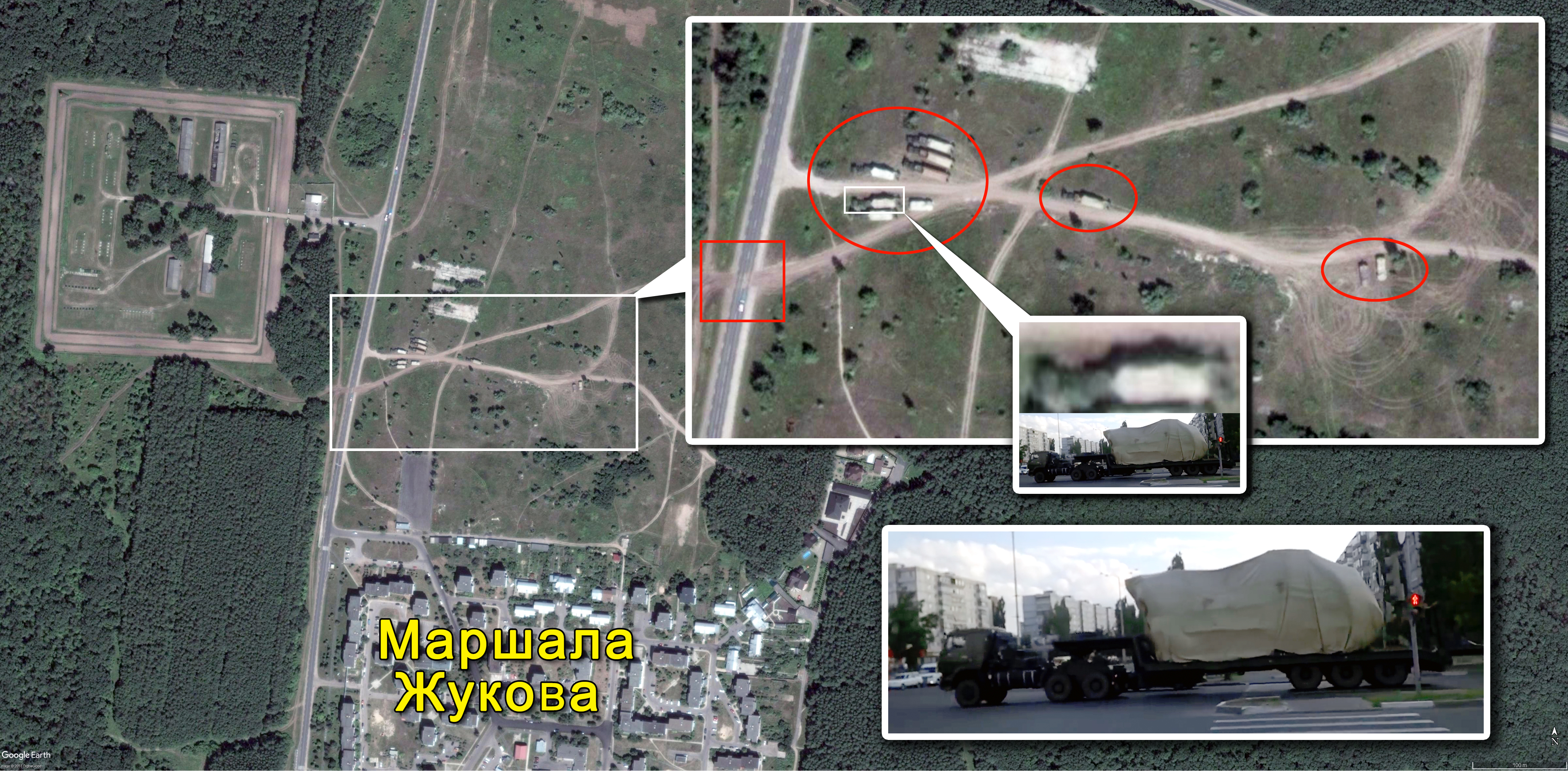 Космический снимок северной части поселка Маршала Жукова от 16 июля 2014 г. из интернет-сервиса Google Earth (спутникового оператора DigitalGlobe). На прилегающем к поселку поле хорошо видно (отмечено белым прямоугольником) место сбора июльской колонны. На укрупненном фрагменте снимка отчетливо видны 10 трейлеров (красные овалы), восемь из которых загружены техникой под брезентом и прицеплены к тягачам, а два (справа) стоят без техники и тягачей. Красным квадратом показано место (следы) перехода техникой 53-й бригады (место базирования – за лесом в левой части снимка) через асфальтированную дорогу. Очертание тени от одной из готовых к отправке машин полностью совпадает с внешним видом машин июльской колонны, снятой в Старом Осколе 19 июля 2014 г.