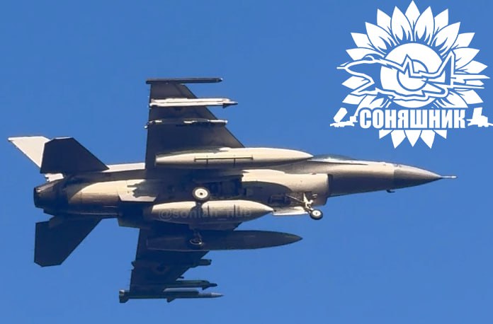 Украинский истребитель F-16 при заходе на посадку после боевого задания