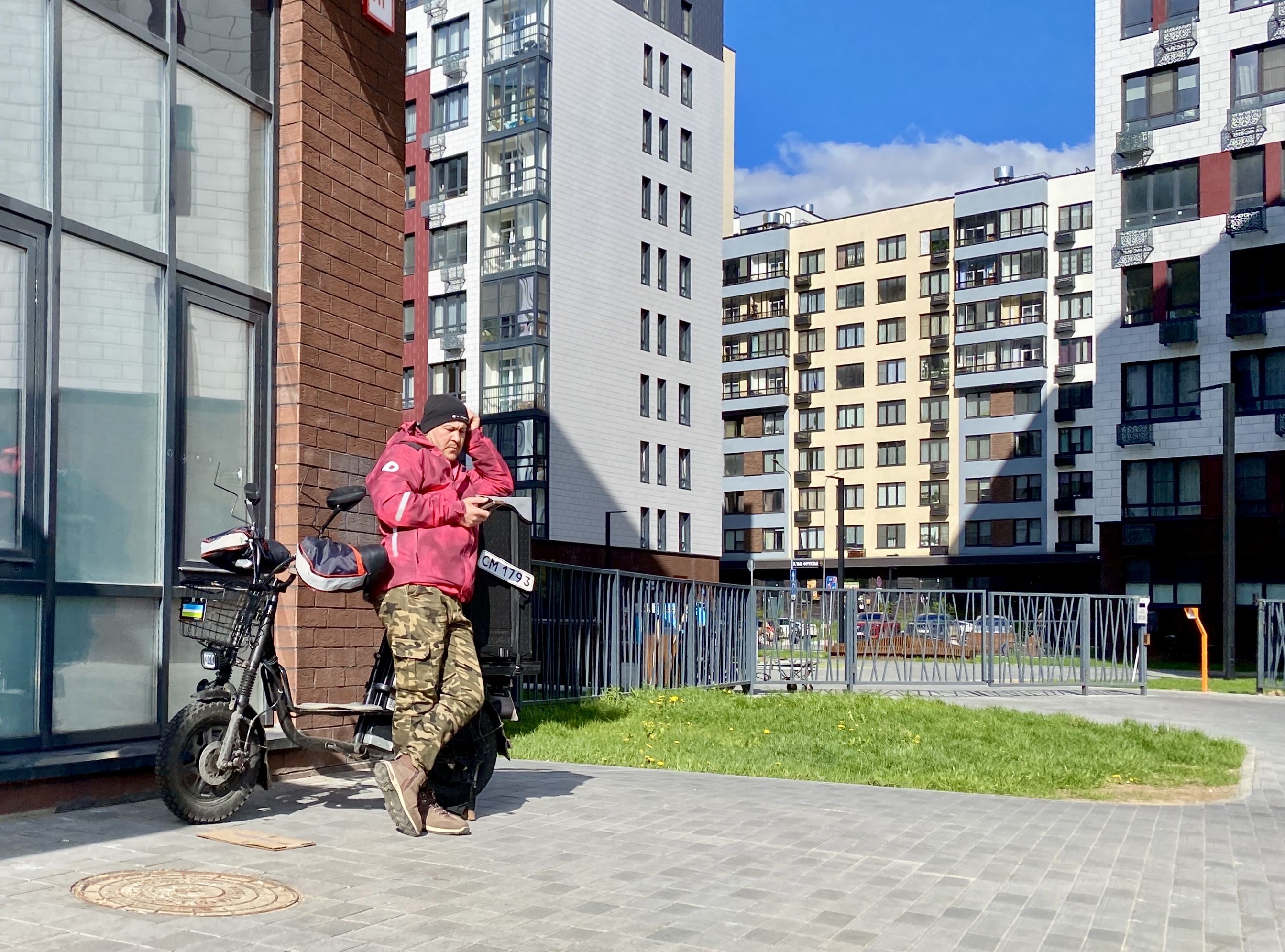 Курьер службы доставки в ожидании появления сети