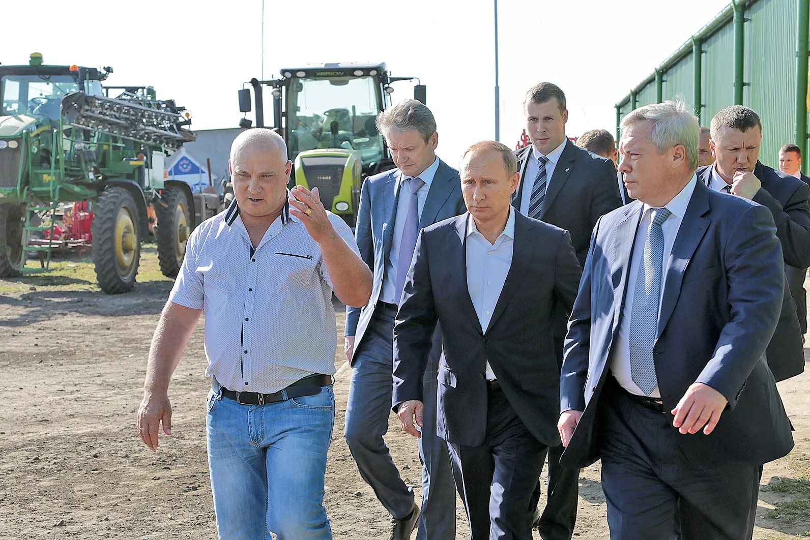 Во время посещения фермерского хозяйства «Юзефов Н.Н.», Николай Юзефов слева, 24 сентября 2015 года