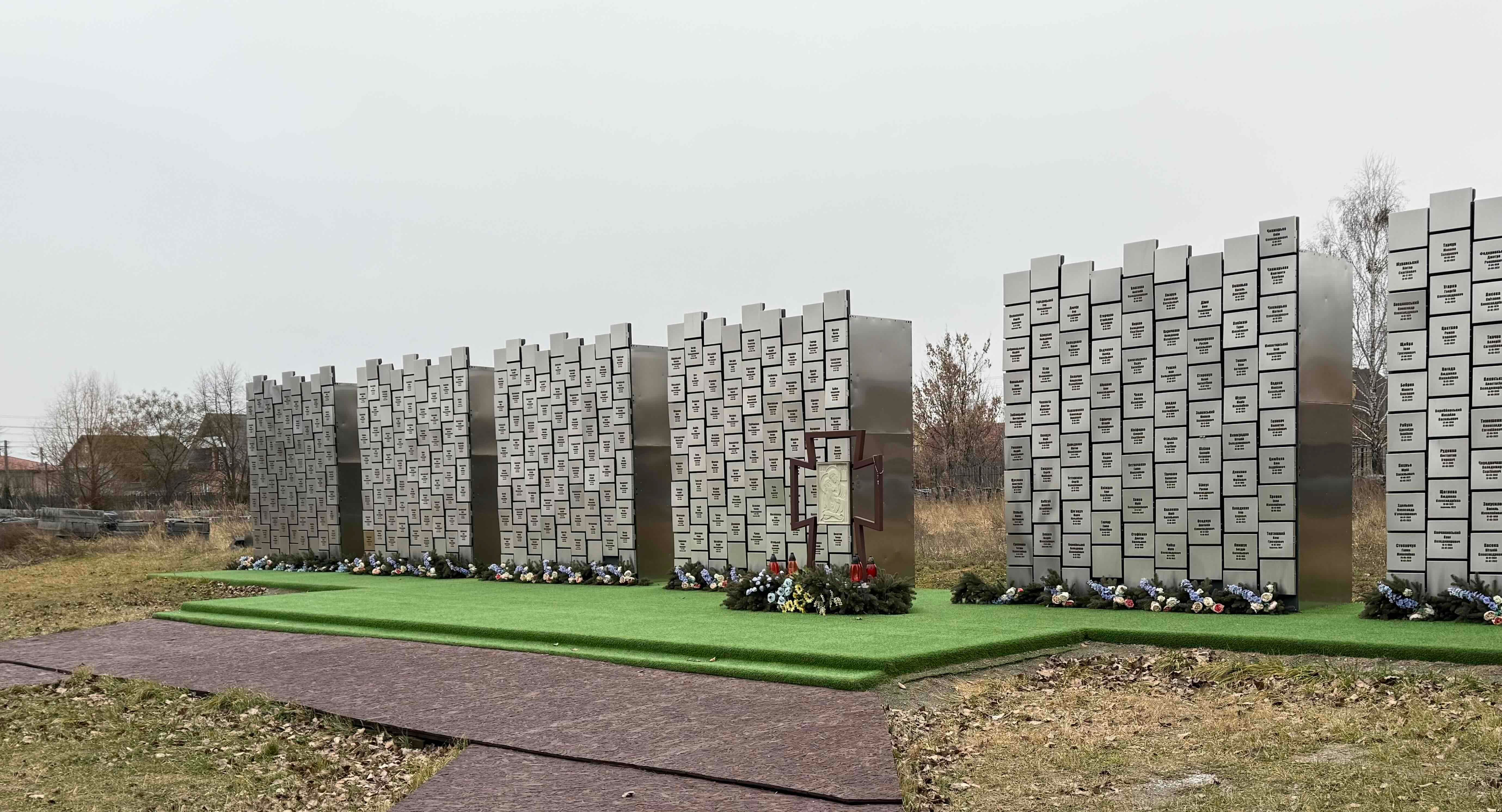 Братская могила у храма Андрея Первозванного и Всех Святых в Буче, памятник с именами убитых жителей города