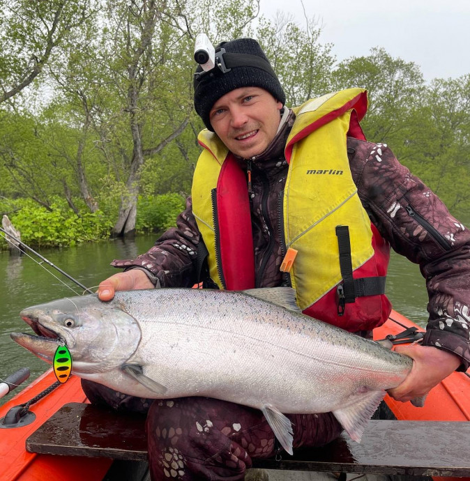 Рыбак с чавычой на Камчатке