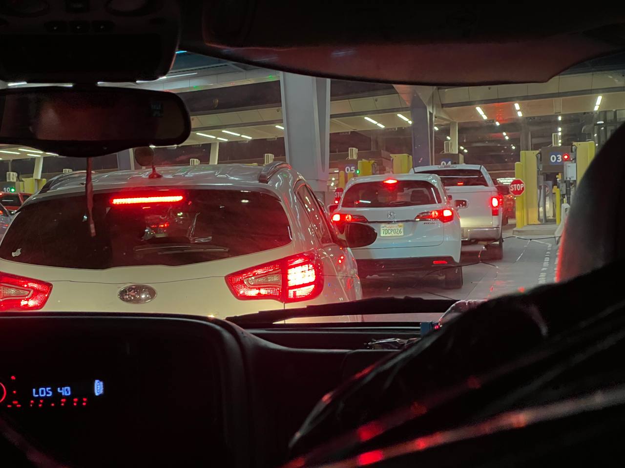 Очередь из автомобилей на границе США и Мексики