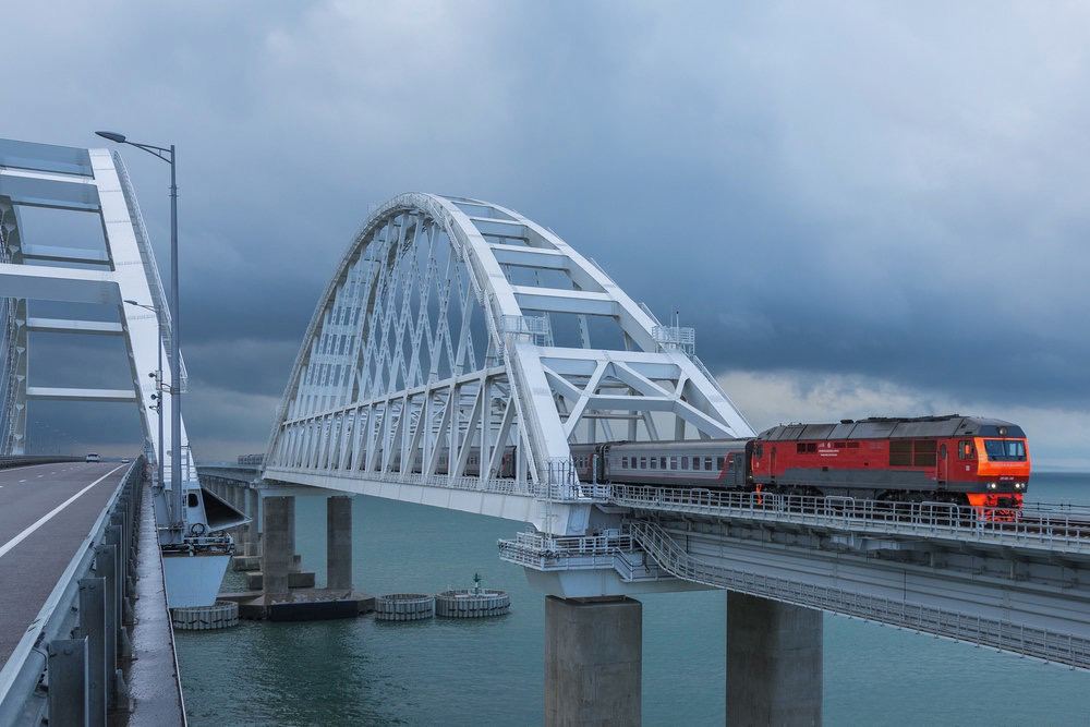 Ж/д перевозки в Крым осуществляет фирма «Гранд Сервис Экспресс». РЖД так и не зашли в Крым официально, опасаясь санкций