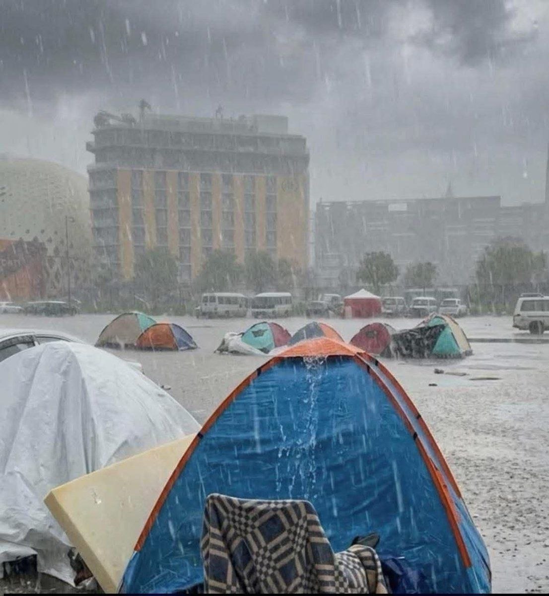 Многие беженцы вынуждены жить прямо на улицах и площадях в палатках