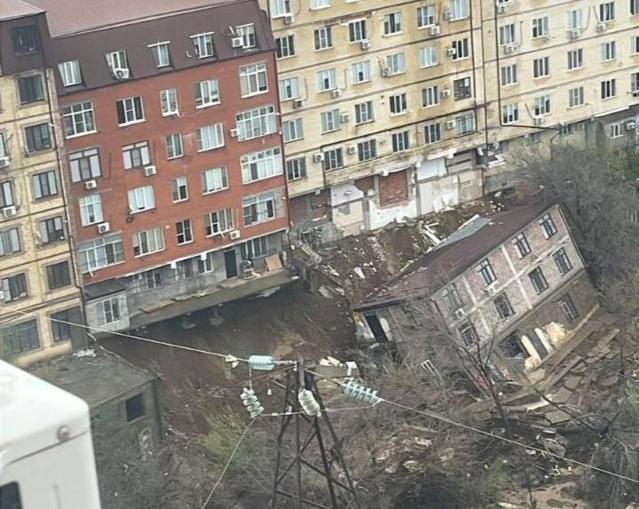 Обрушившийся из-за наводнения дом в Махачкале
