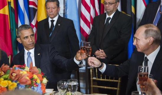 -и Обама чокаются бокалами