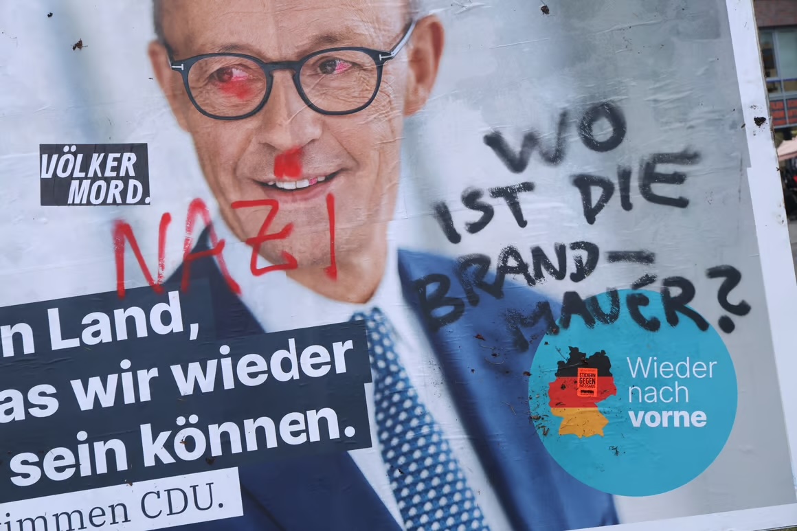 Разрисованный предвыборный плакат ХДС / Фото: Sean Gallup/Getty Images