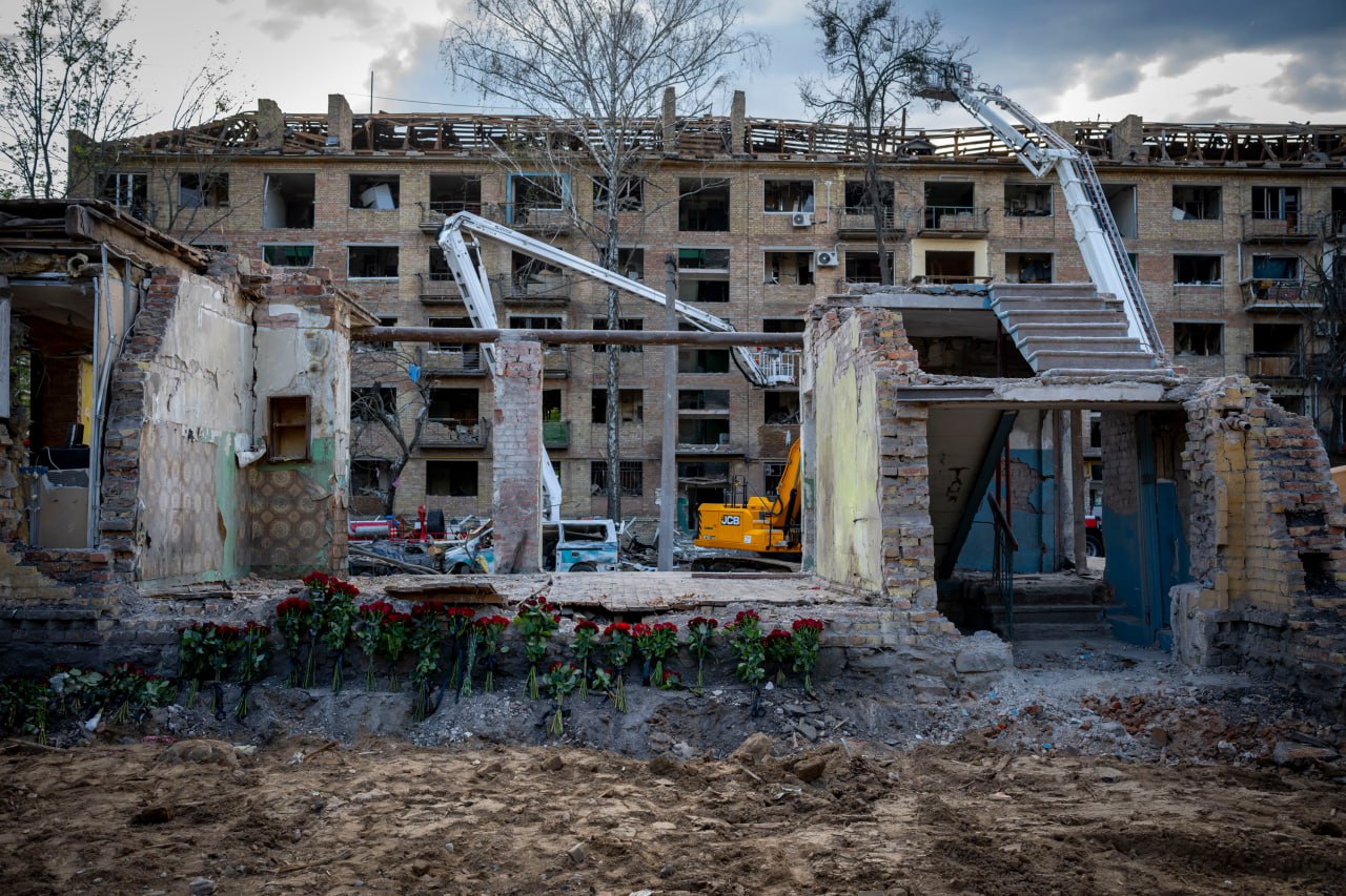 Мемориал на месте удара ракетами по дому в Киеве 24 апреля / Telegram-канал Владимира Зеленского 