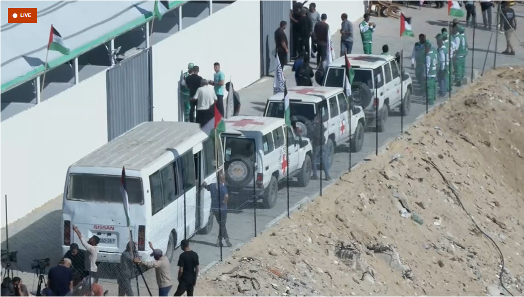 Фото: машины Красного Креста в ожидании передачи заложников / трансляция Reuters