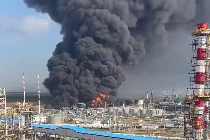 НПЗ в Новошахтинске после атаки БПЛА в августе 2025 года. Источник: соцсети