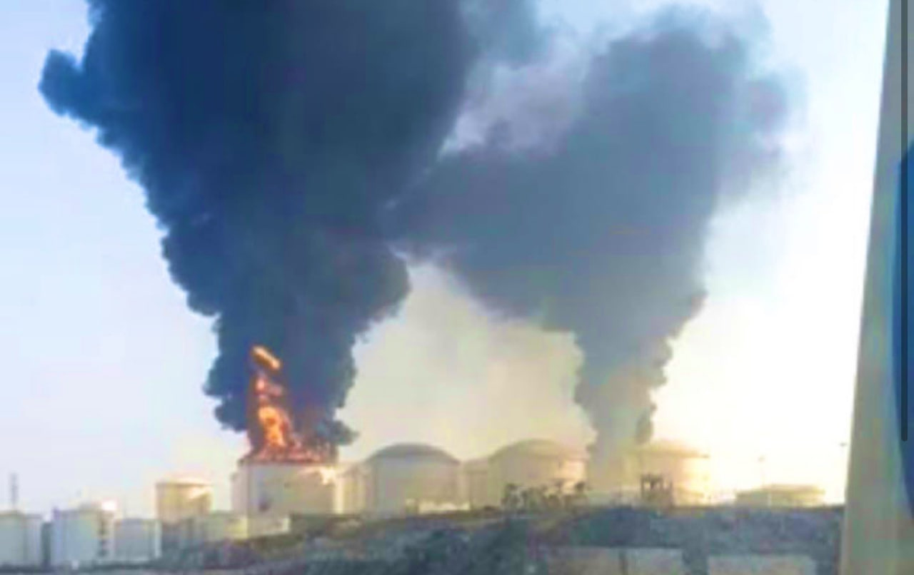 Фото: Пожар в оманском порту Салала после удара беспилотников, 11 марта 2026 / соцсети